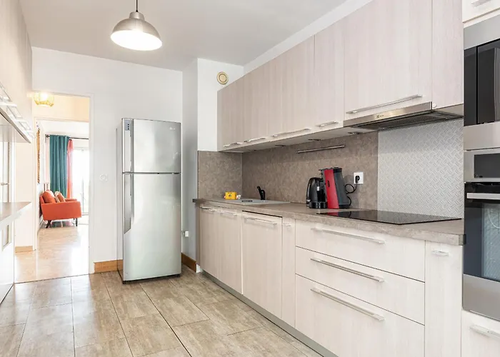 Large 2 Bdr Close To The Beach Balcony & Garage