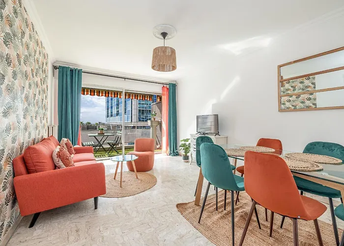 Large 2 Bdr Close To The Beach Balcony & Garage
