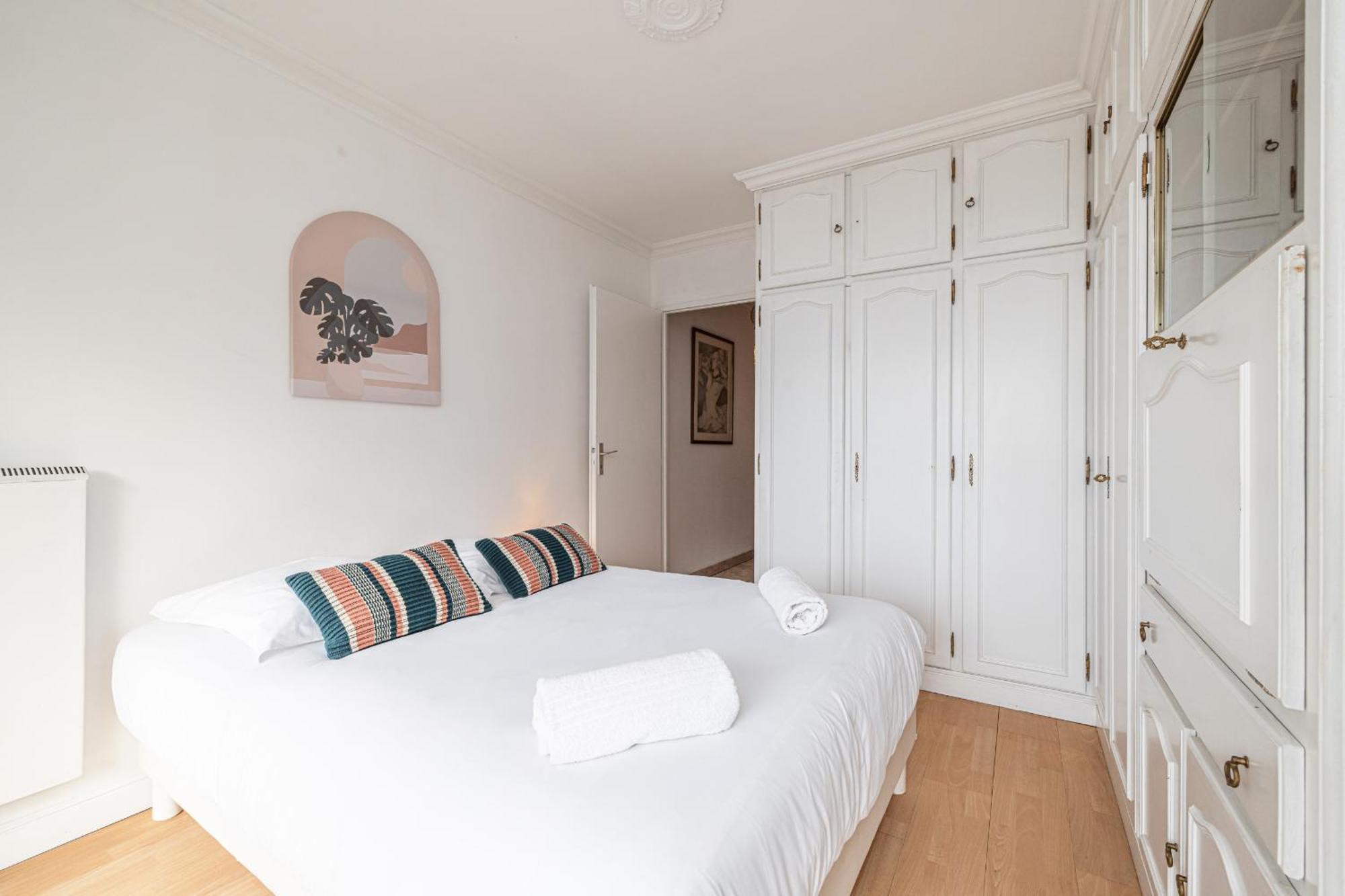Large 2 Bdr Close To The Balcony & Garage Apartment
