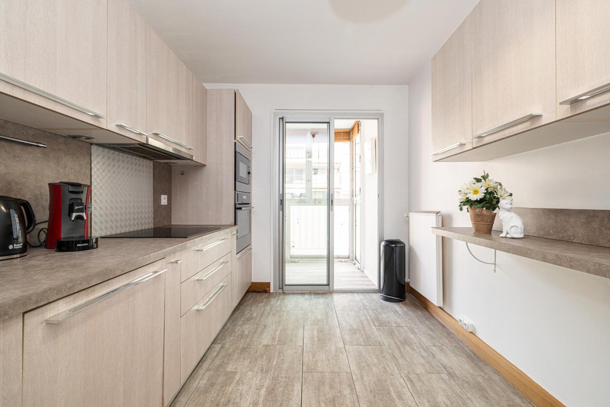 Large 2 Bdr Close To The Balcony & Garage * Nice