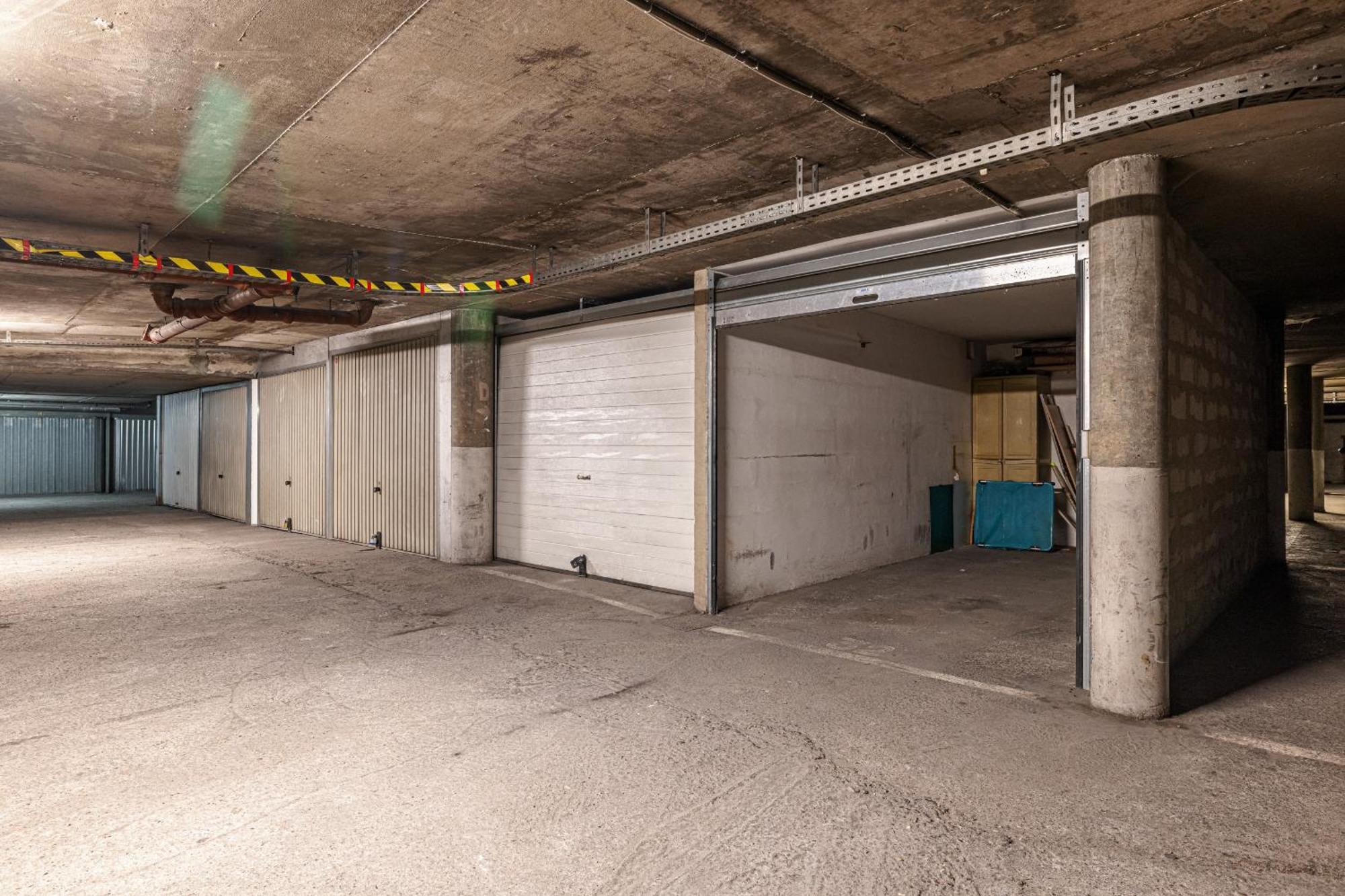 Large 2 Bdr Close To The Balcony & Garage