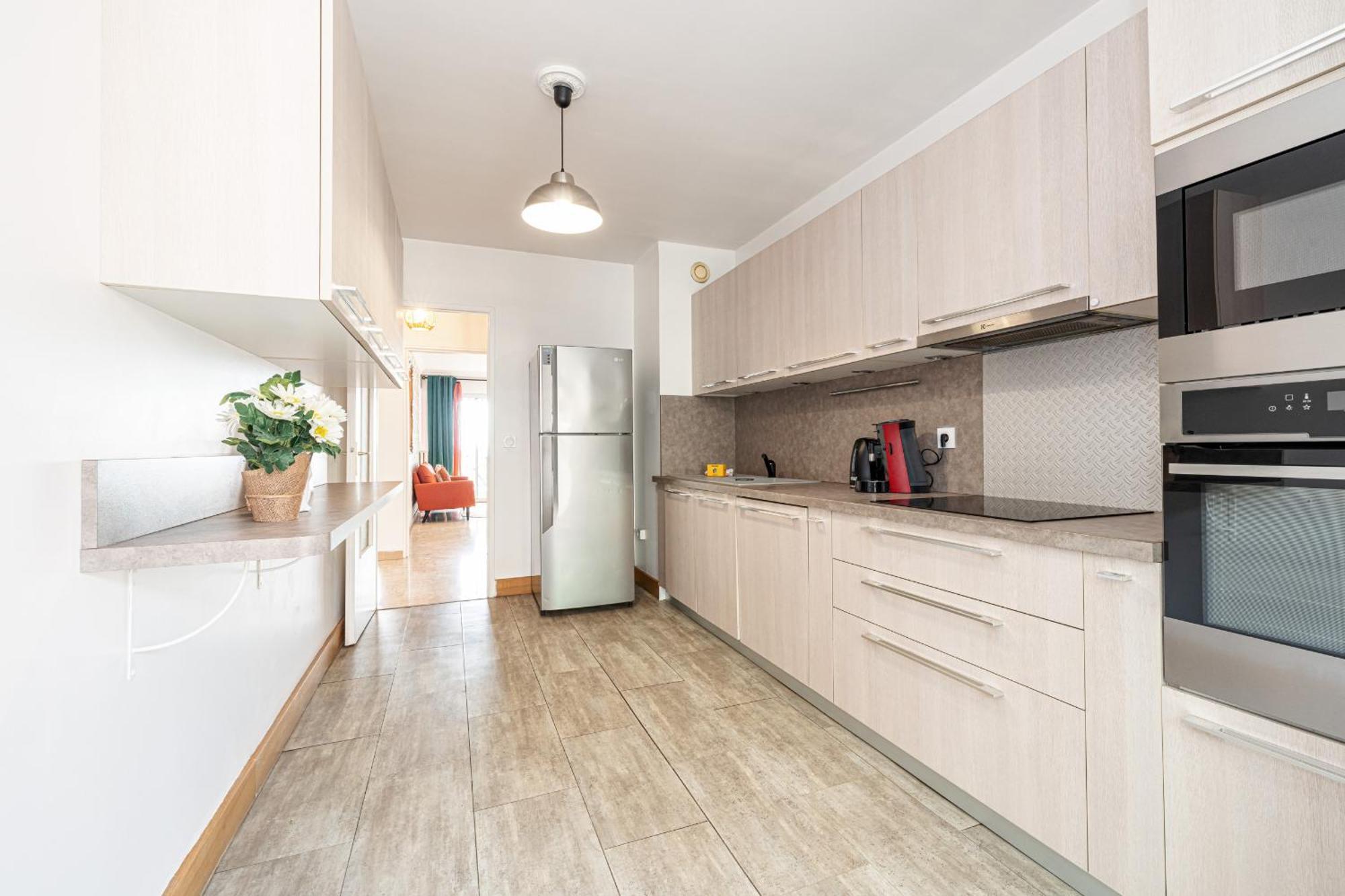 Large 2 Bdr Close To The Balcony & Garage Apartment Nice