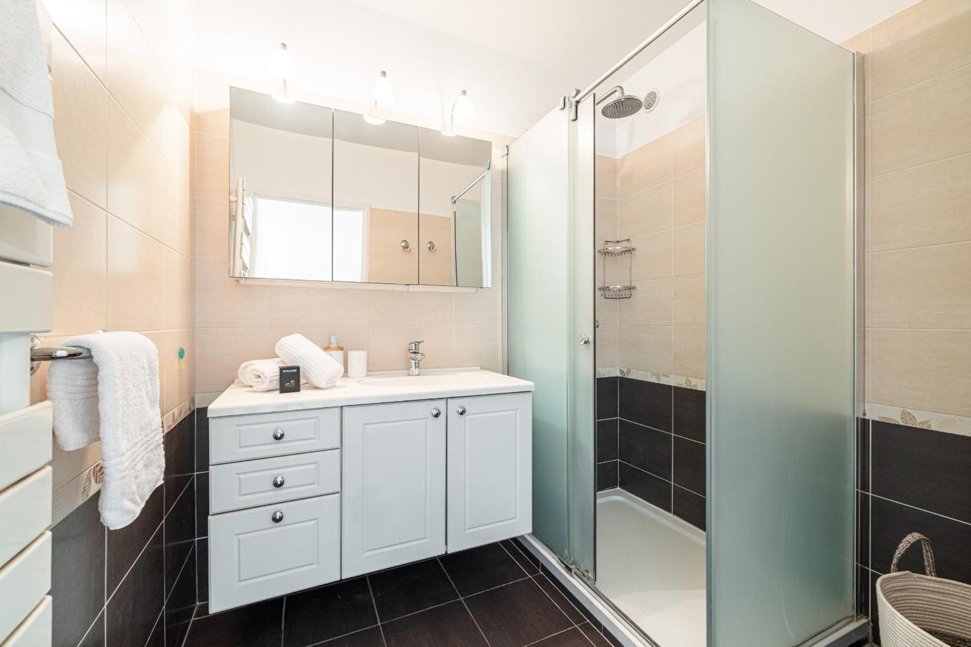 Large 2 Bdr Close To The Balcony & Garage