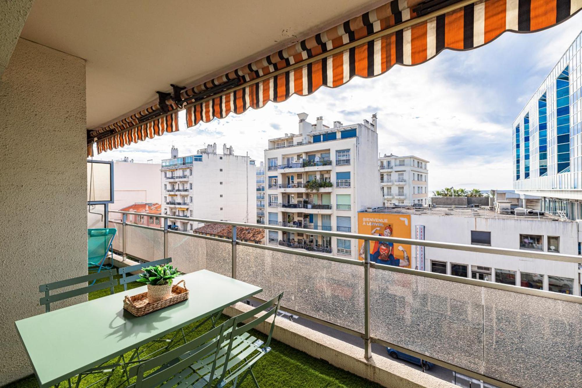 Large 2 Bdr Close To The Balcony & Garage Apartment *