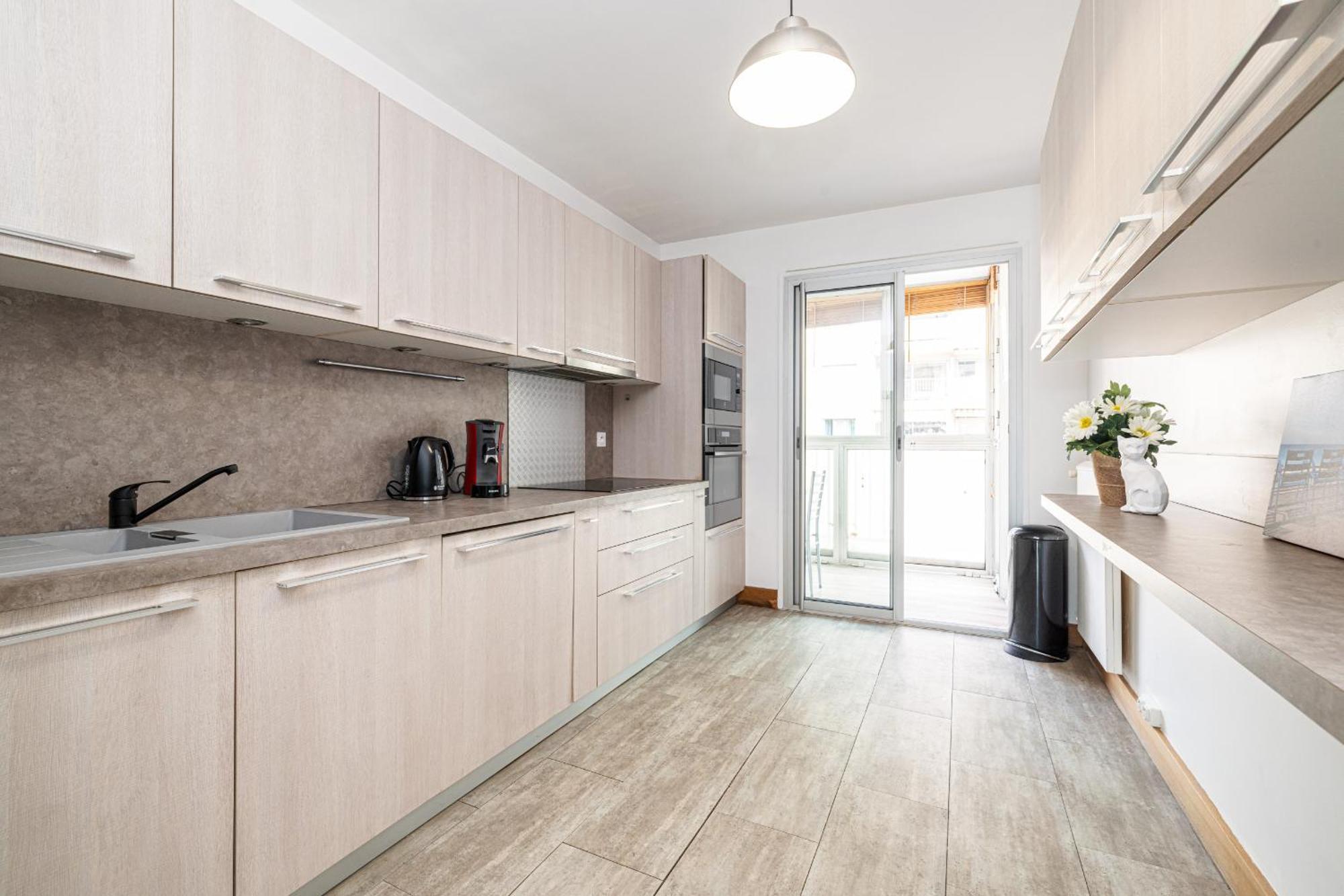 Apartment Large 2 Bdr Close To The Balcony & Garage Nice