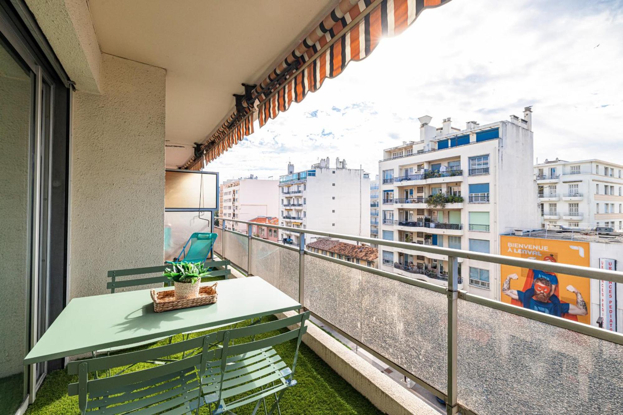 Large 2 Bdr Close To The Balcony & Garage