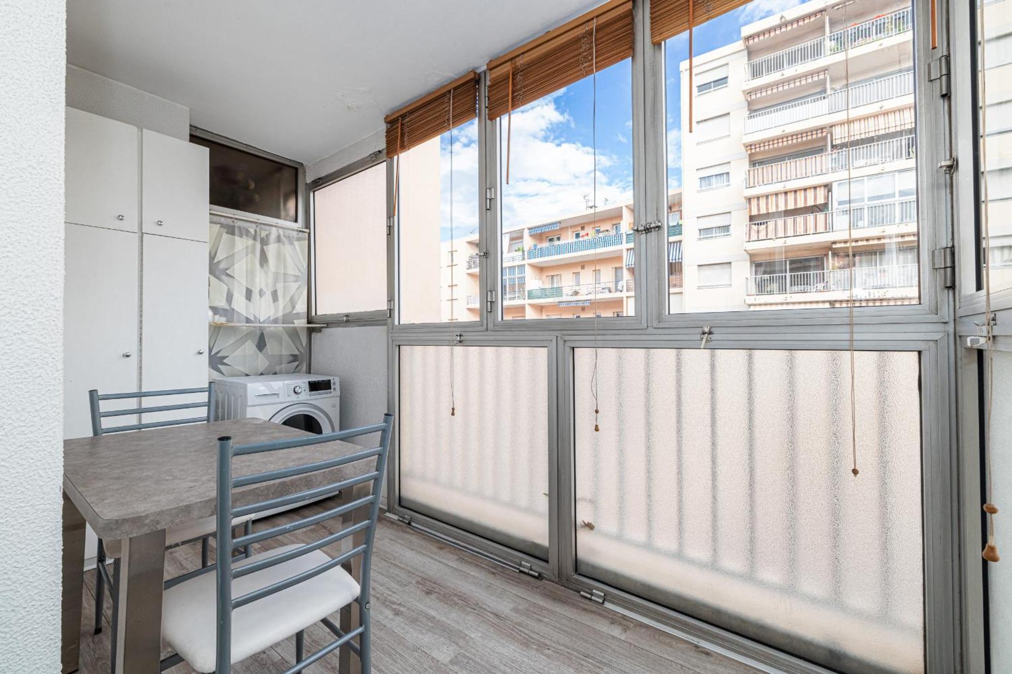 Large 2 Bdr Close To The Balcony & Garage Apartment