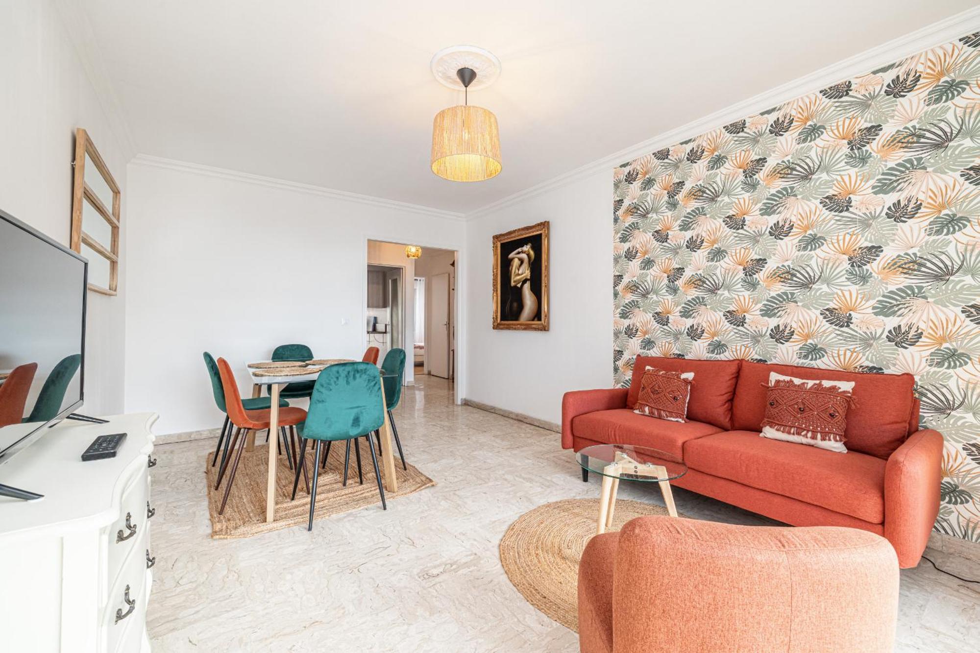 Large 2 Bdr Close To The Balcony & Garage Apartment Nice