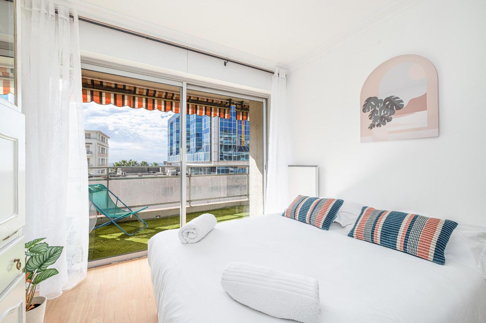 Large 2 Bdr Close To The Balcony & Garage *