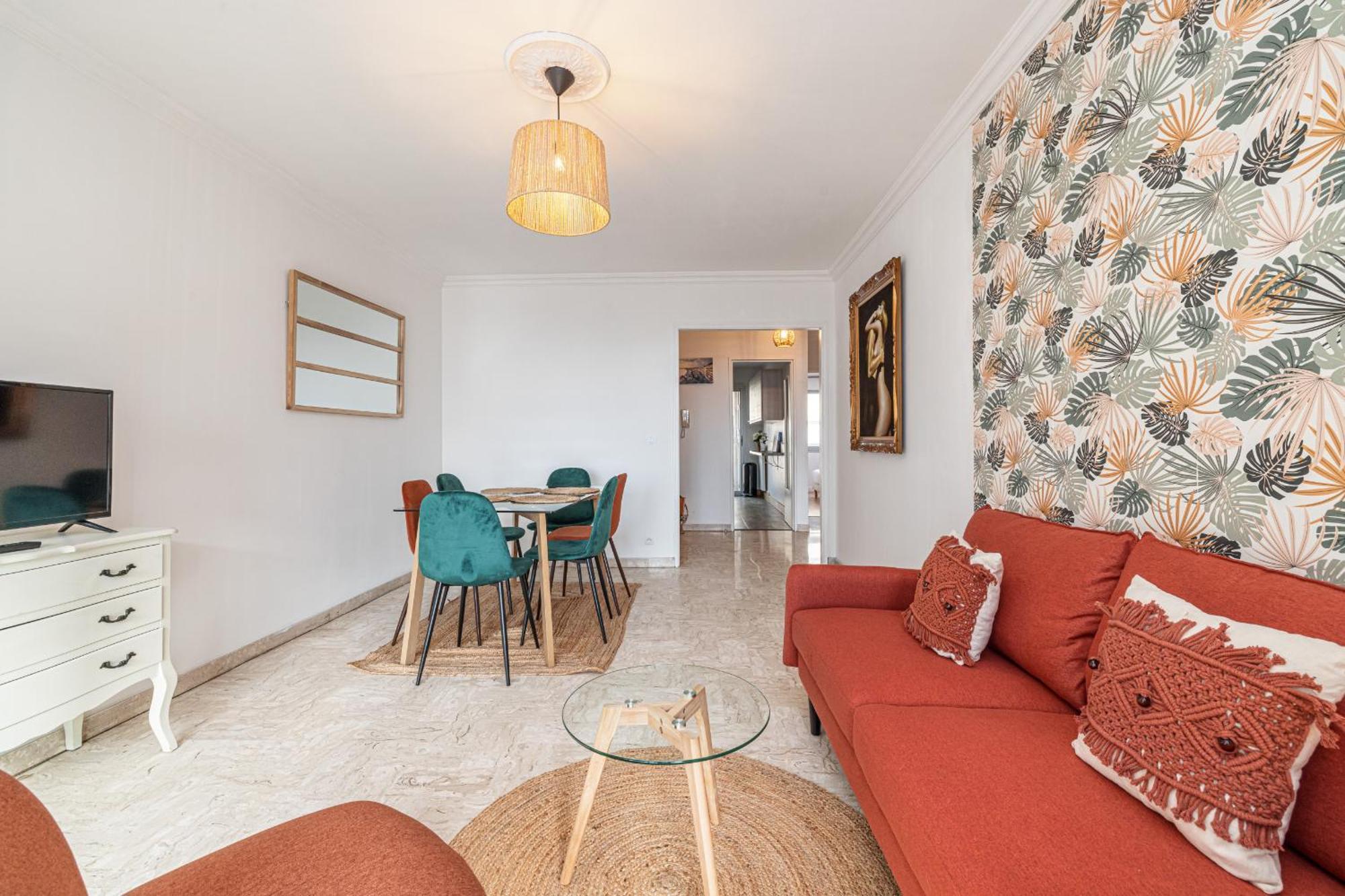 Large 2 Bdr Close To The Balcony & Garage Nice