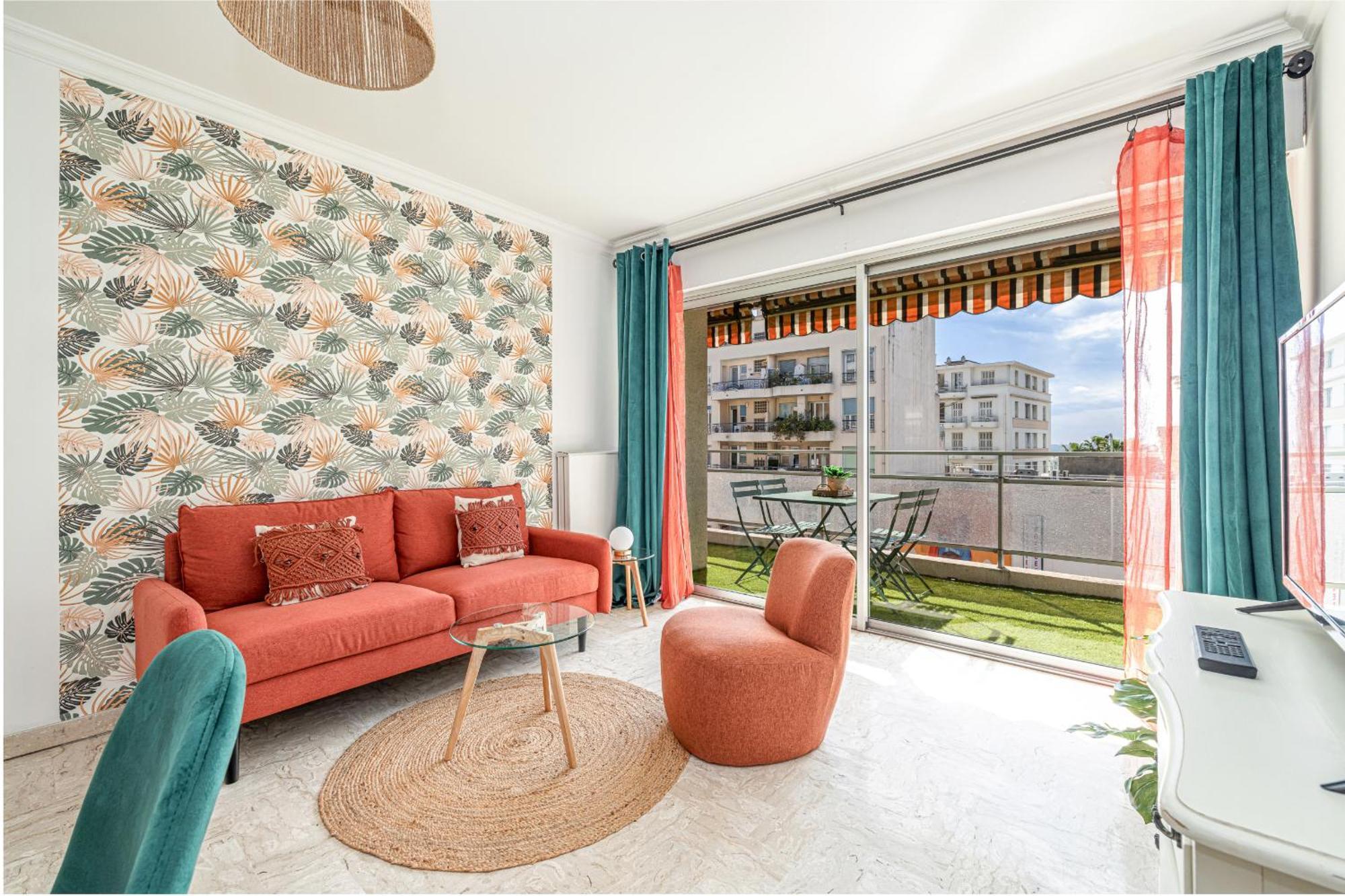Large 2 Bdr Close To The Balcony & Garage Apartment *