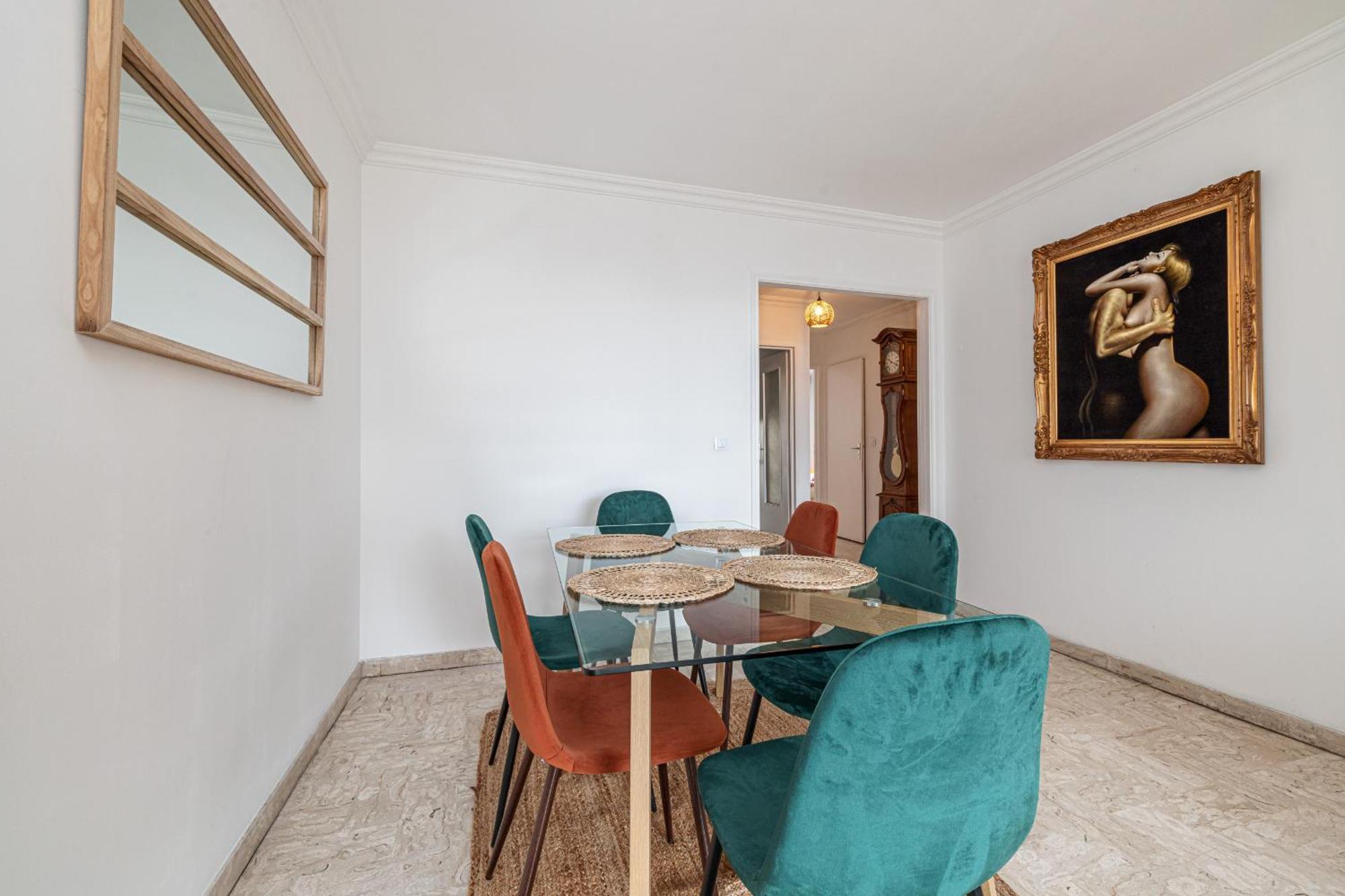 Apartment Large 2 Bdr Close To The Balcony & Garage Nice