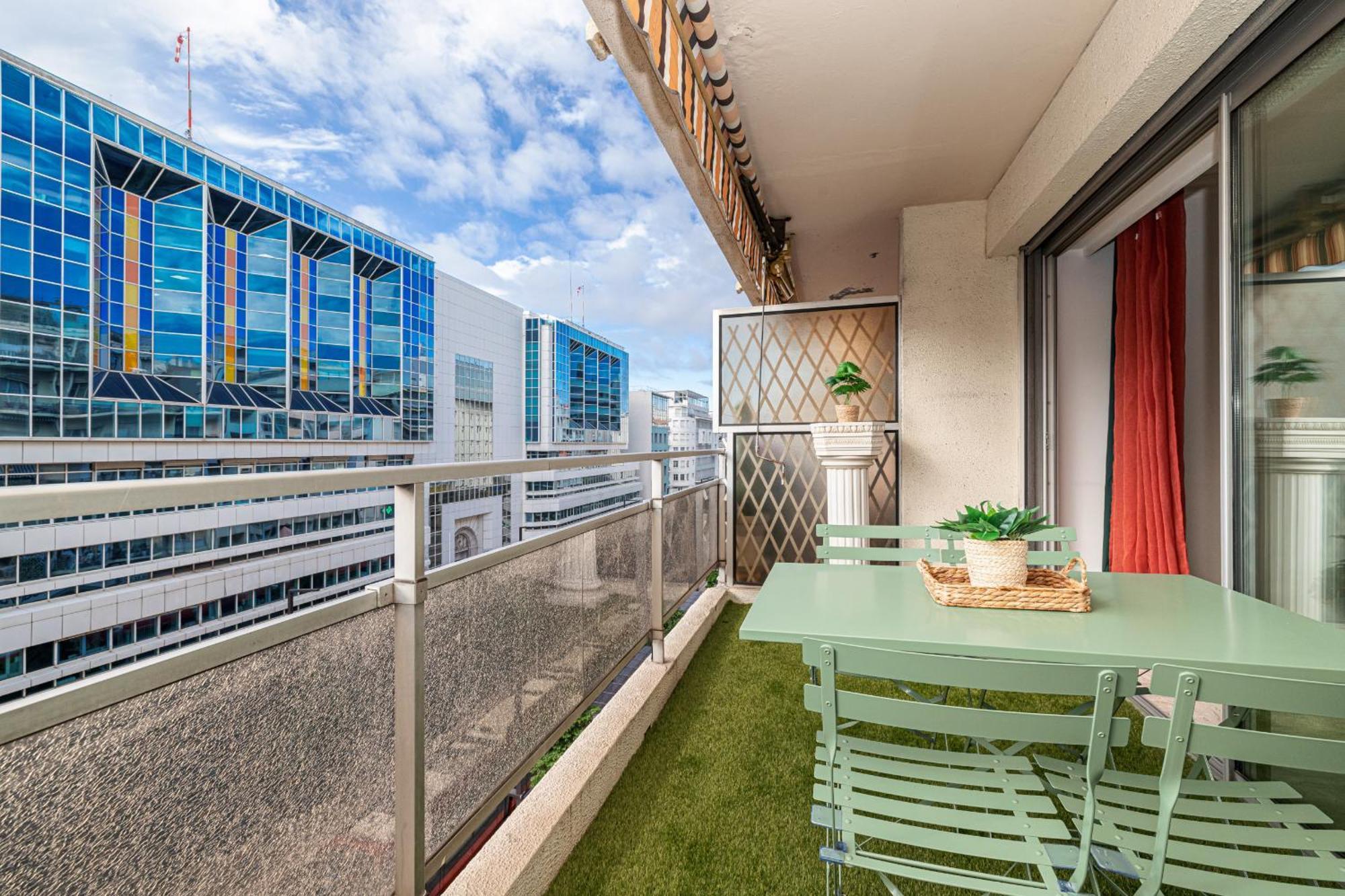 Large 2 Bdr Close To The Balcony & Garage * Nice