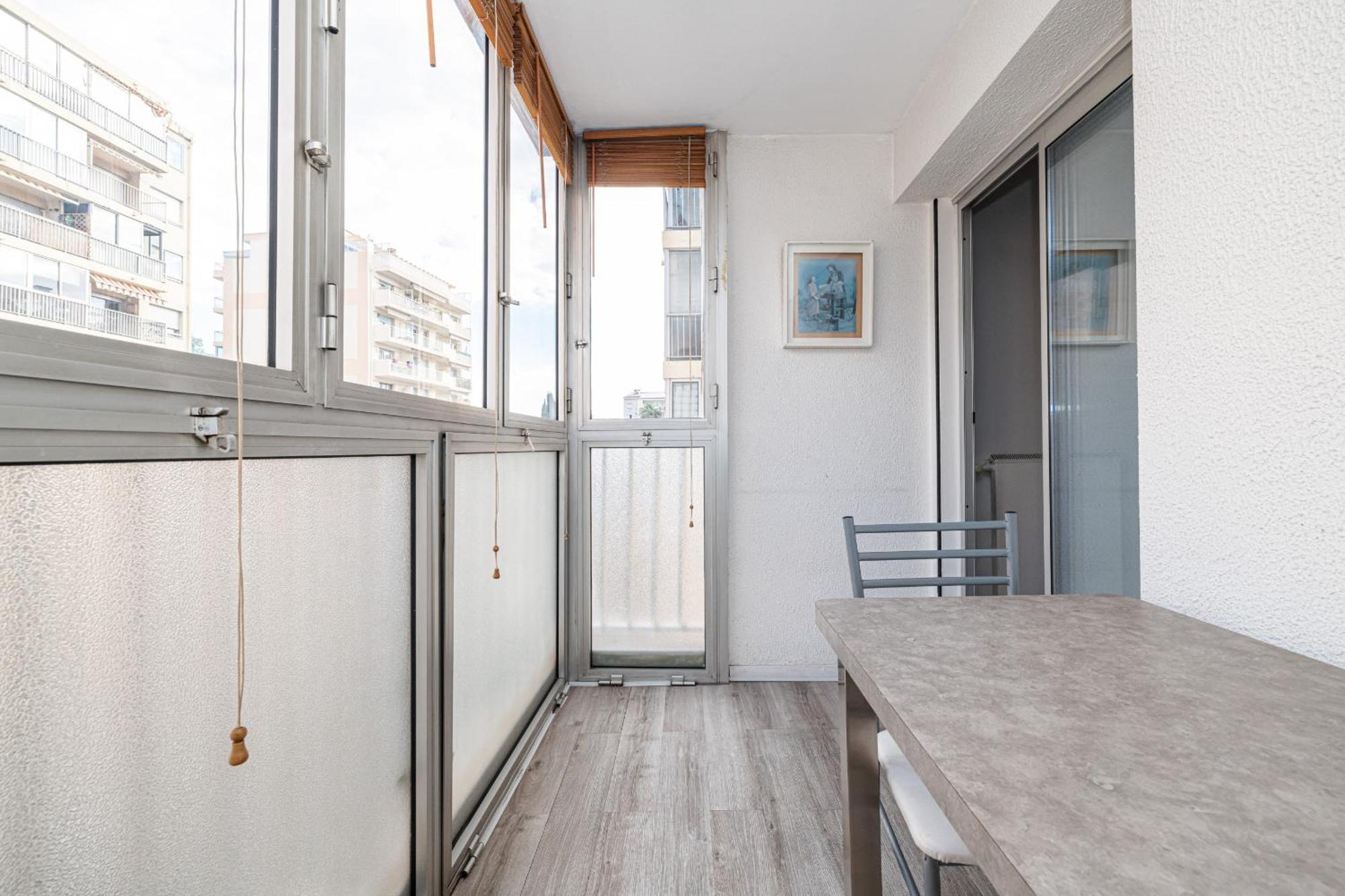 Large 2 Bdr Close To The Balcony & Garage Apartment