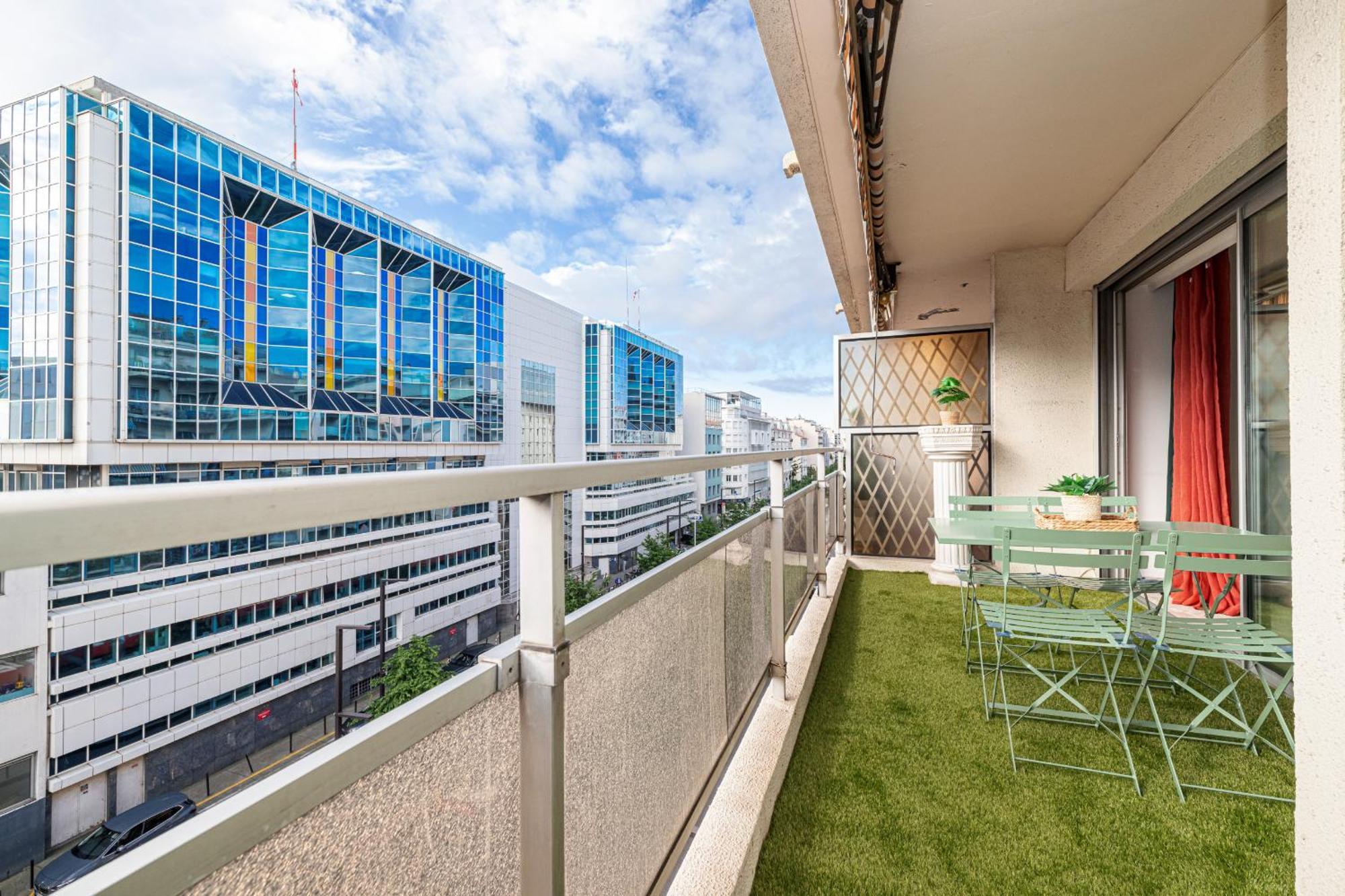 Large 2 Bdr Close To The Balcony & Garage Apartment
