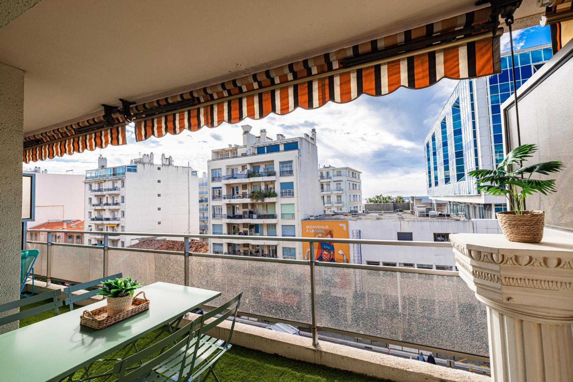 Apartment Large 2 Bdr Close To The Balcony & Garage Nice